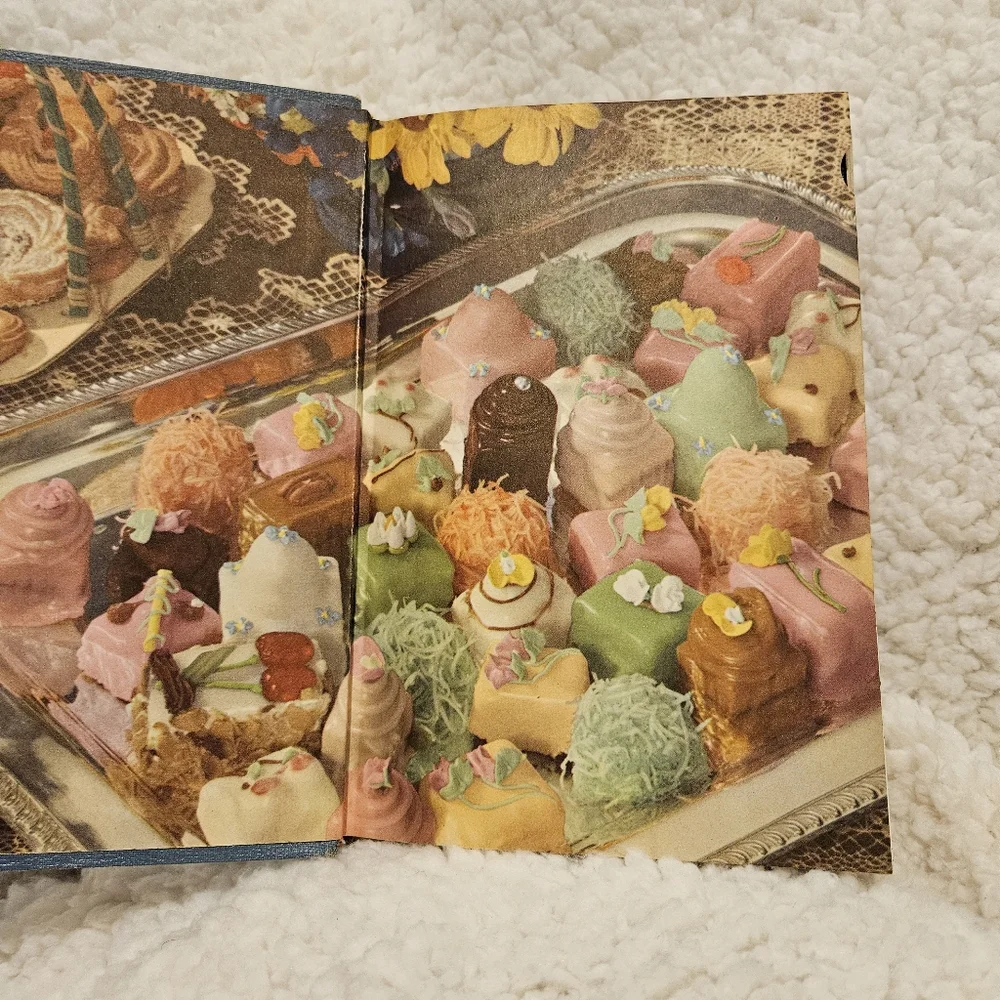 Vintage The American Woman's Cook Book, thumb Indexed, 1958 Edition